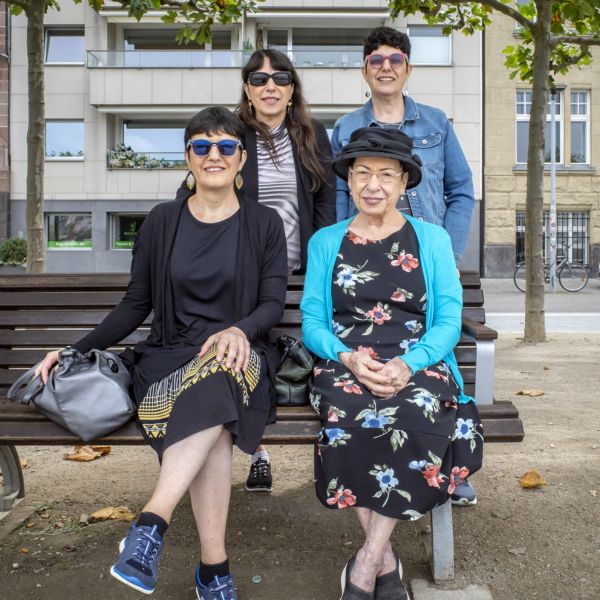 mother with her three daughters from Israel on a family visit in Düsseldorf [week 31]